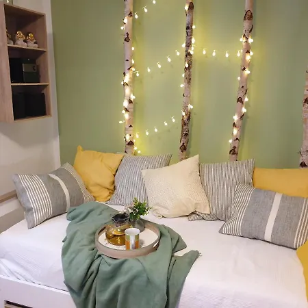 Fruehling In Der Waldrand Mit Grossem Garten