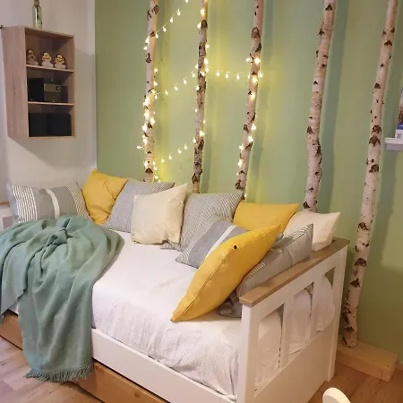 Fruehling In Der Waldrand Mit Grossem Garten *