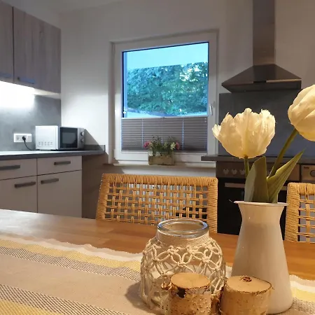 Fruehling In Der Waldrand Mit Grossem Garten