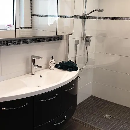 Fruehling In Der Waldrand Mit Grossem Garten Lejlighed