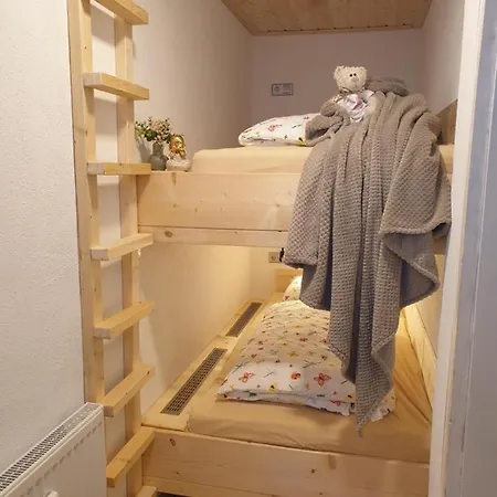 Frühling In Der Waldrand Mit Großem Garten
