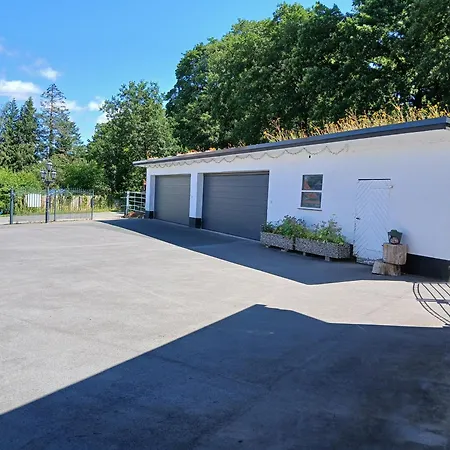 Fruehling In Der Waldrand Mit Grossem Garten