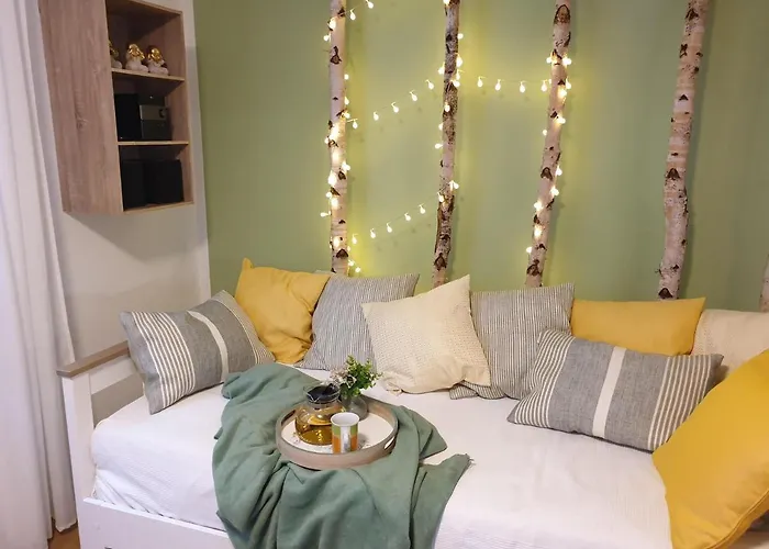 Fruehling In Der Waldrand Mit Grossem Garten