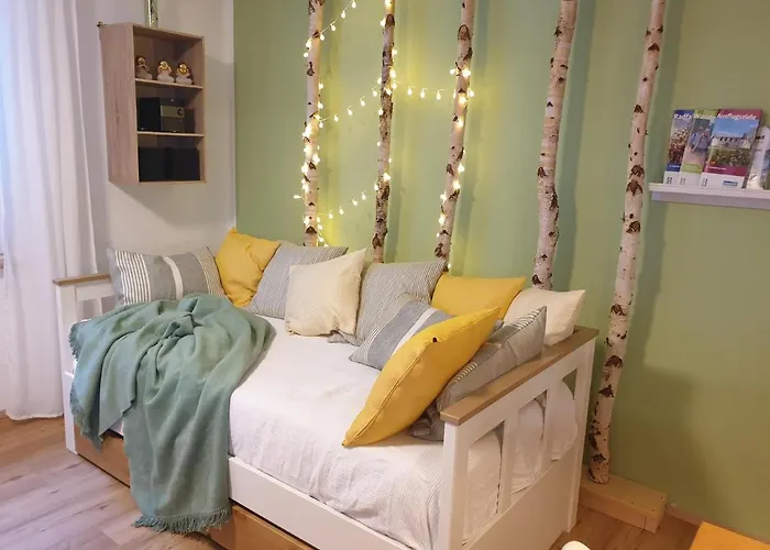 Fruehling In Der Waldrand Mit Grossem Garten *