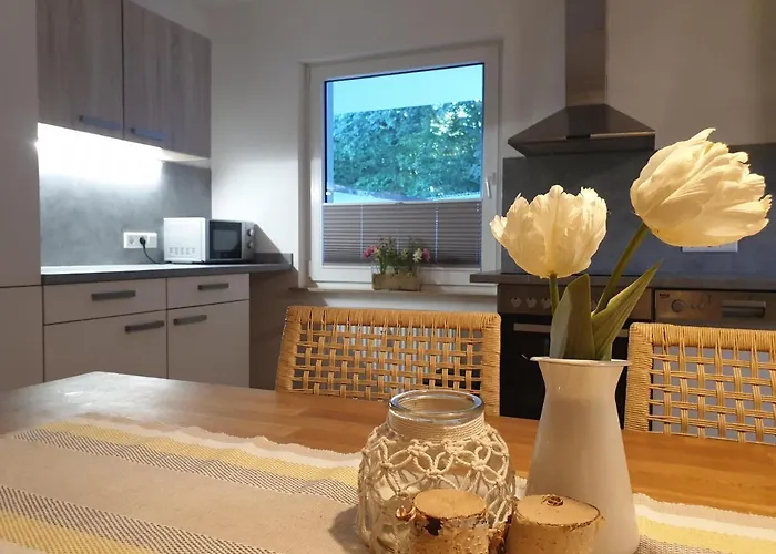 Fruehling In Der Waldrand Mit Grossem Garten