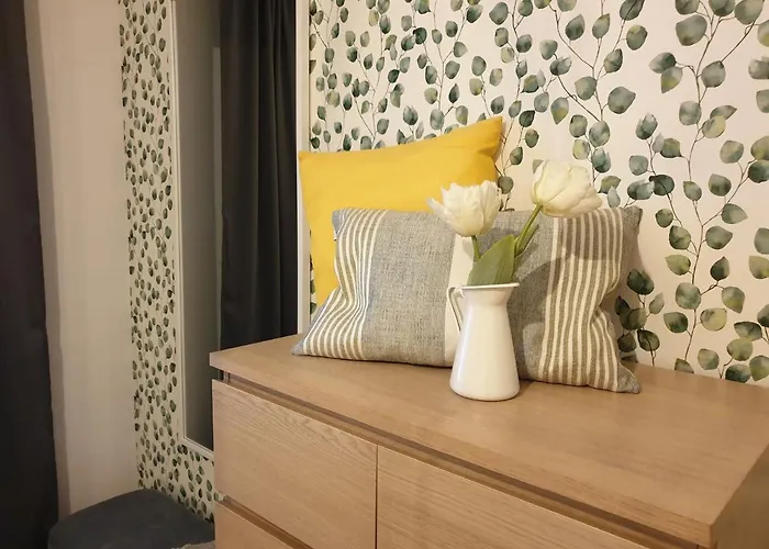 Fruehling In Der Waldrand Mit Grossem Garten