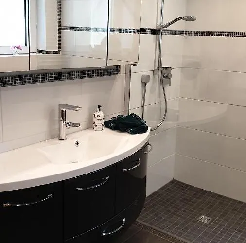 Fruehling In Der Waldrand Mit Grossem Garten Daire