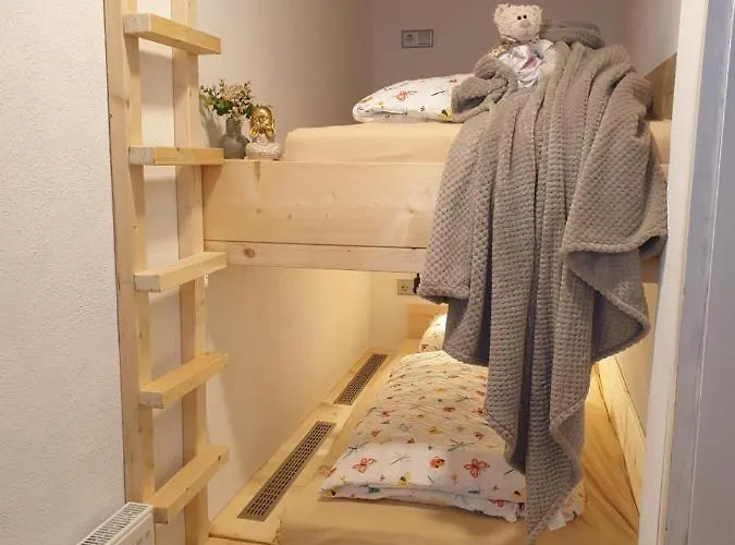 Fruehling In Der Waldrand Mit Grossem Garten