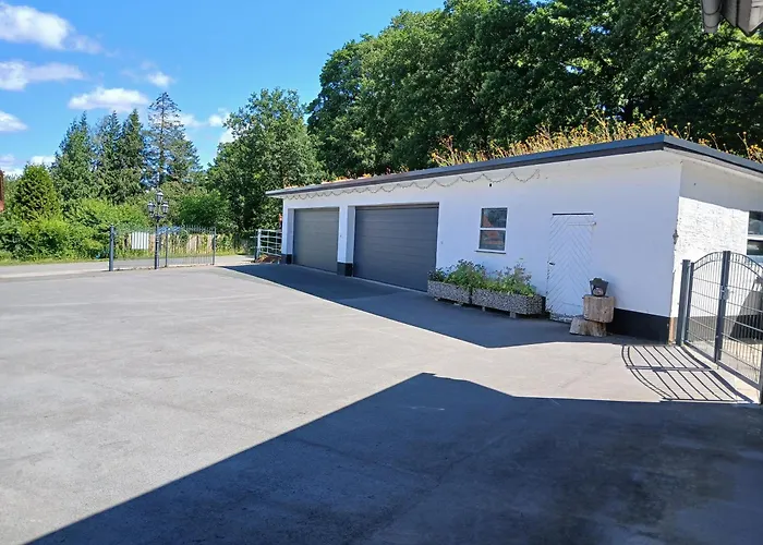 Fruehling In Der Waldrand Mit Grossem Garten